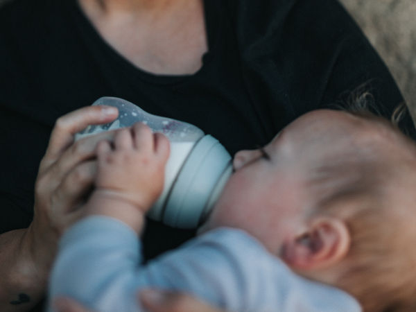 Baby wird mit der Flasche gefüttert